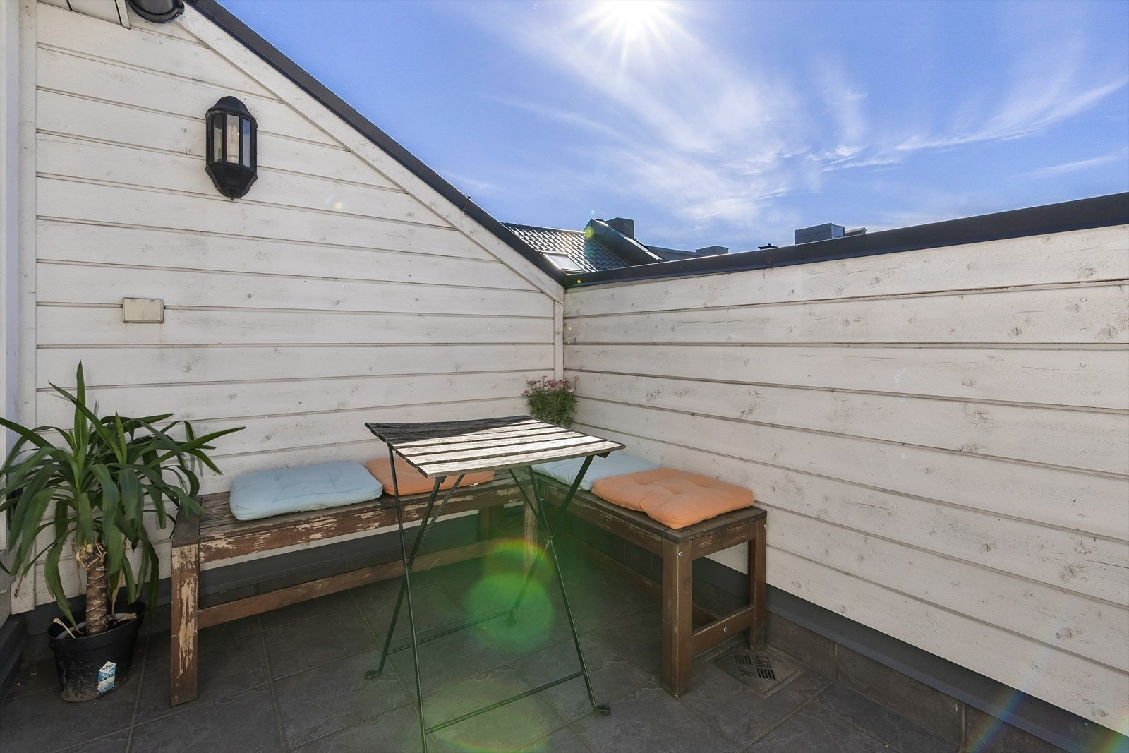 Leiligheten ligger i øverste etasje og byr på romslig balkong med gode solforhold. Galleribilde