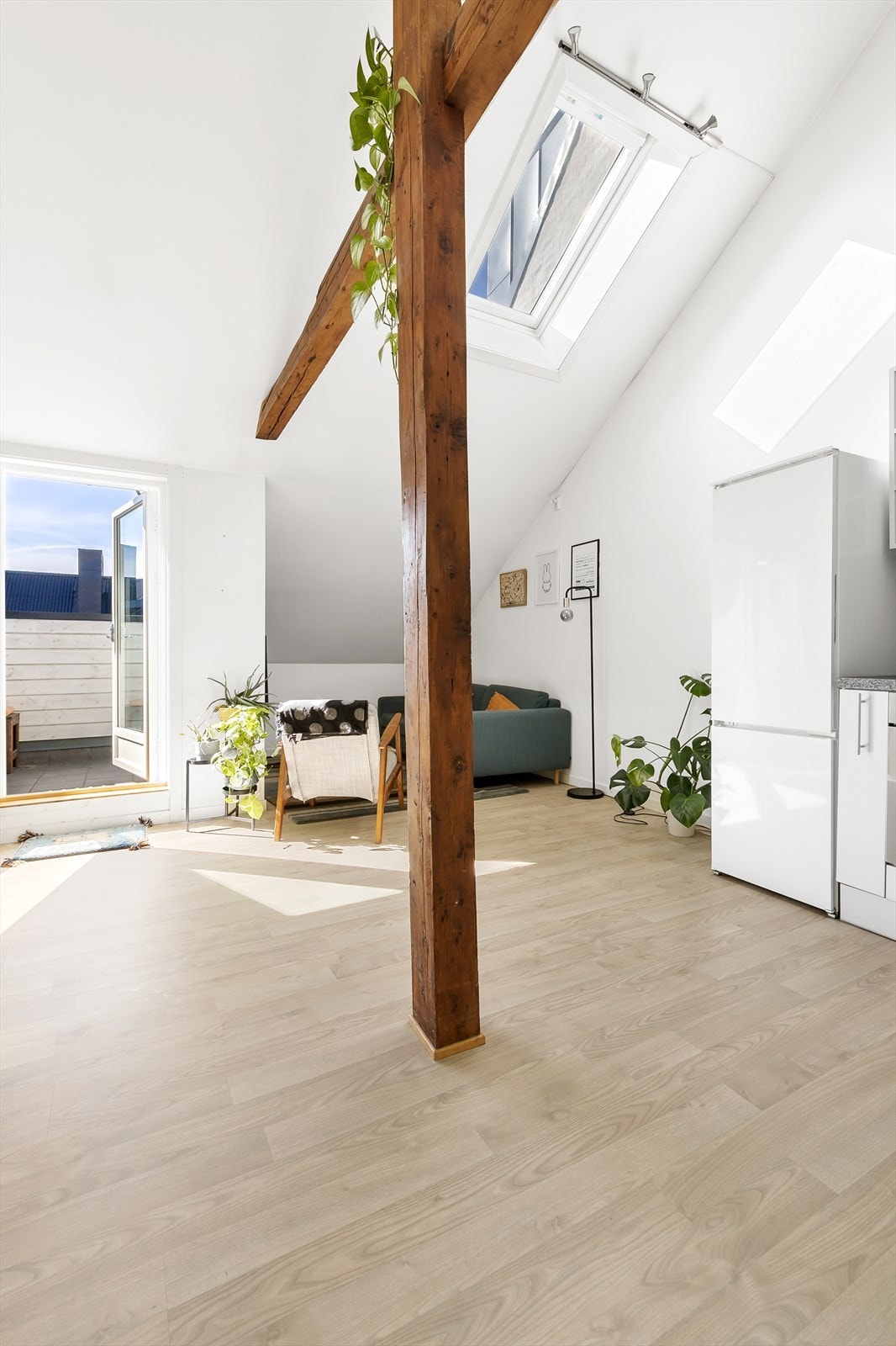 Romslig stue med god takhøyde og store vindusflater som slipper inn rikelig med naturlig belysning. Galleribilde