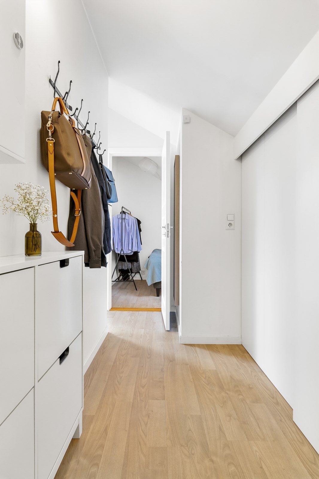 Entre med god plass til å henge og sette fra seg sko -og yttertøy. Galleribilde