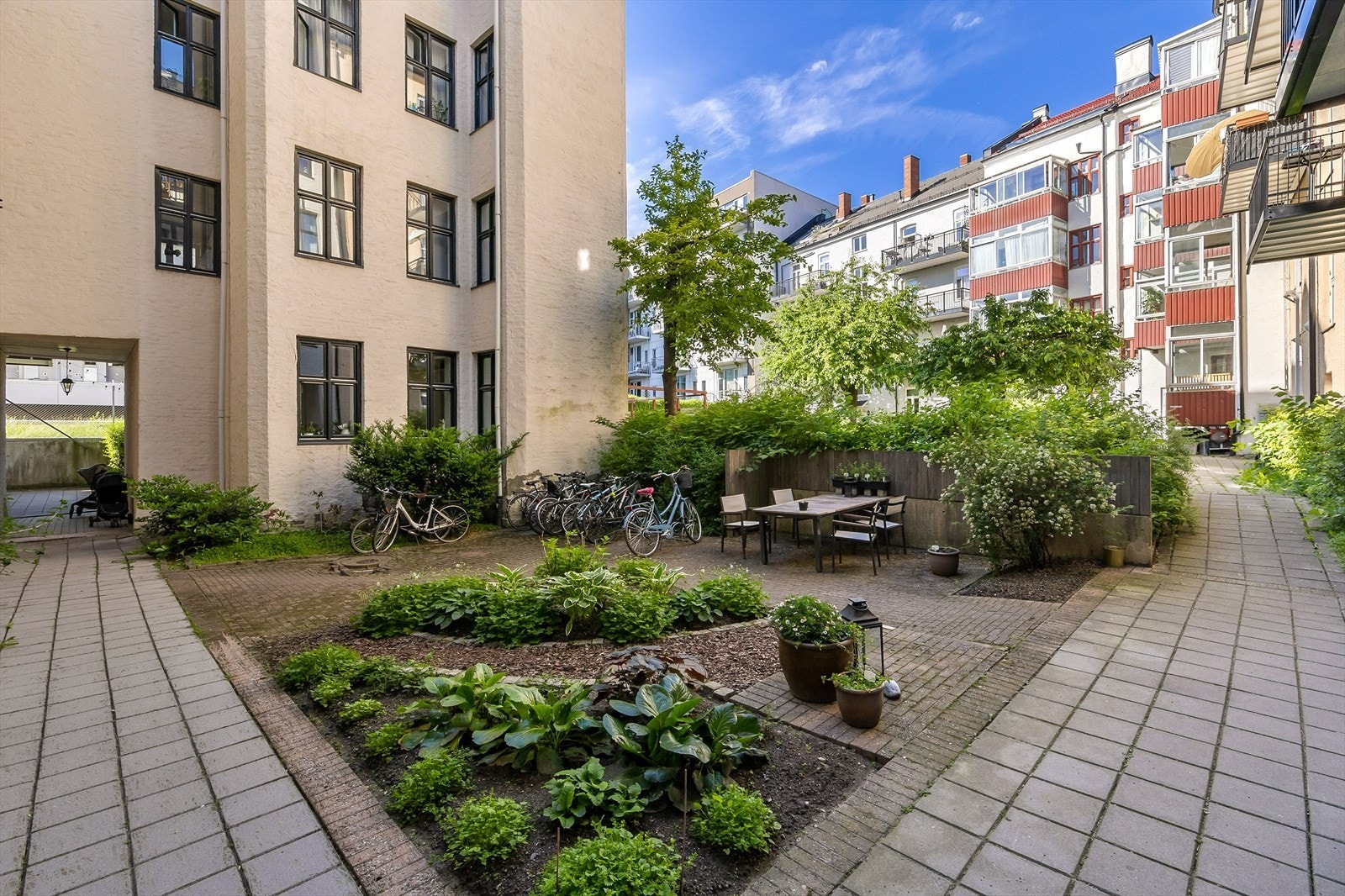 I bakgården har man sykkelparkering som kommer godt med. Galleribilde