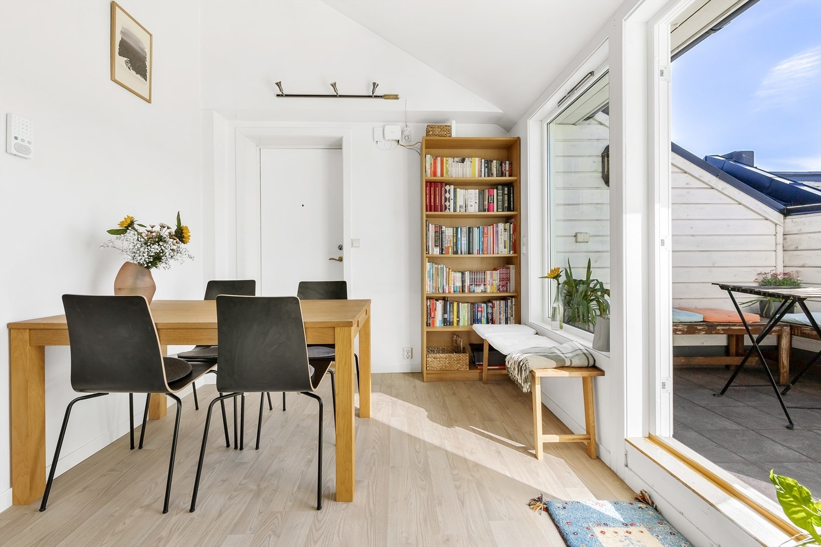 I stuen er det også god plass til et stort spisebord som er perfekt til hyggelige middager med venner eller familie. Galleribilde