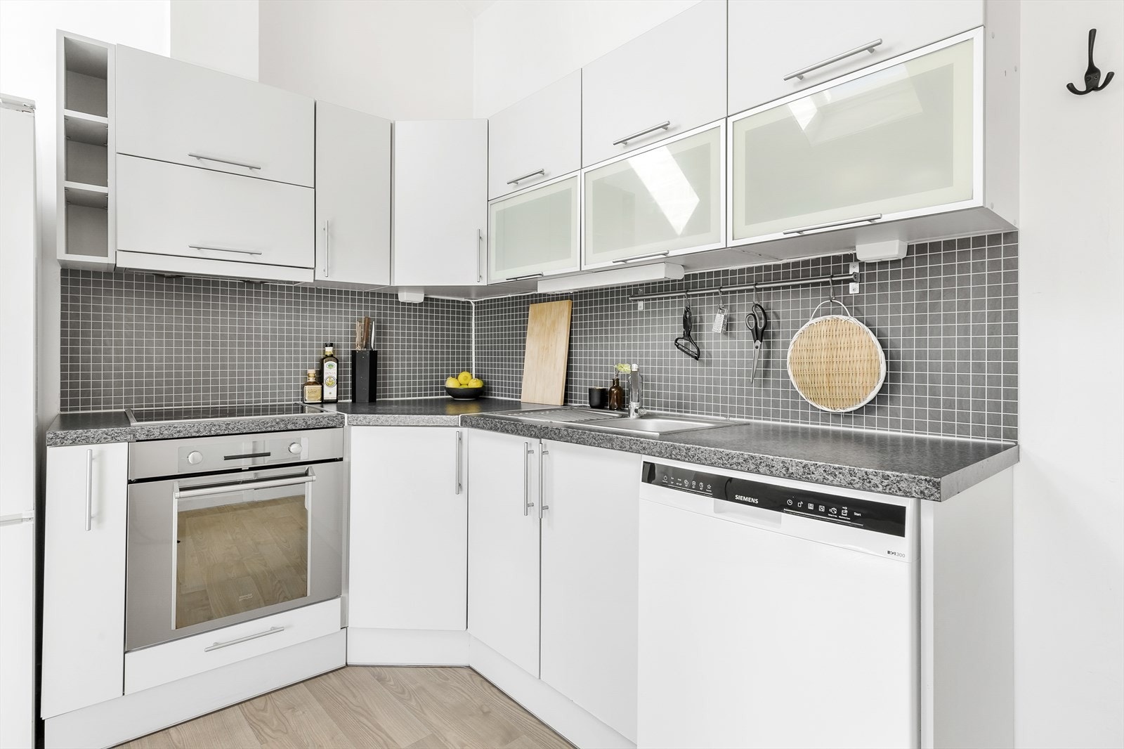 Kjøkkenet har glatte fronter og laminat benkeplate. Galleribilde