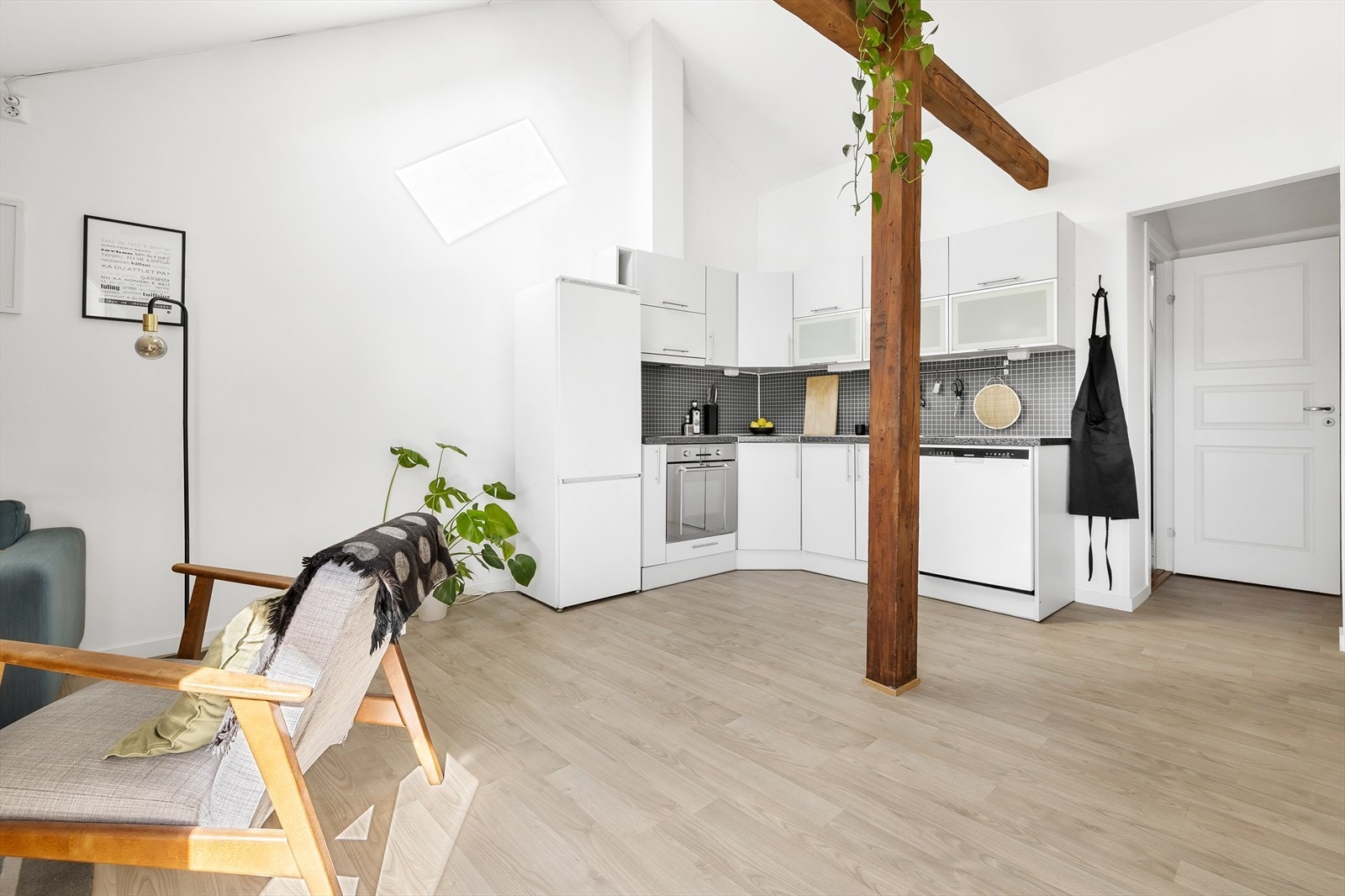 Det er åpen kjøkken-/stueløsning som gir mange innredningsmuligheter. Galleribilde