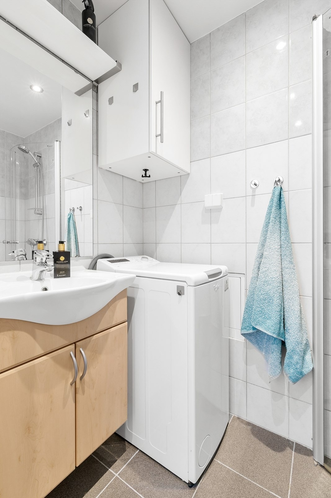 Moderne bad med fliser på vegg og gulv, samt varmekabler og downlights. Galleribilde