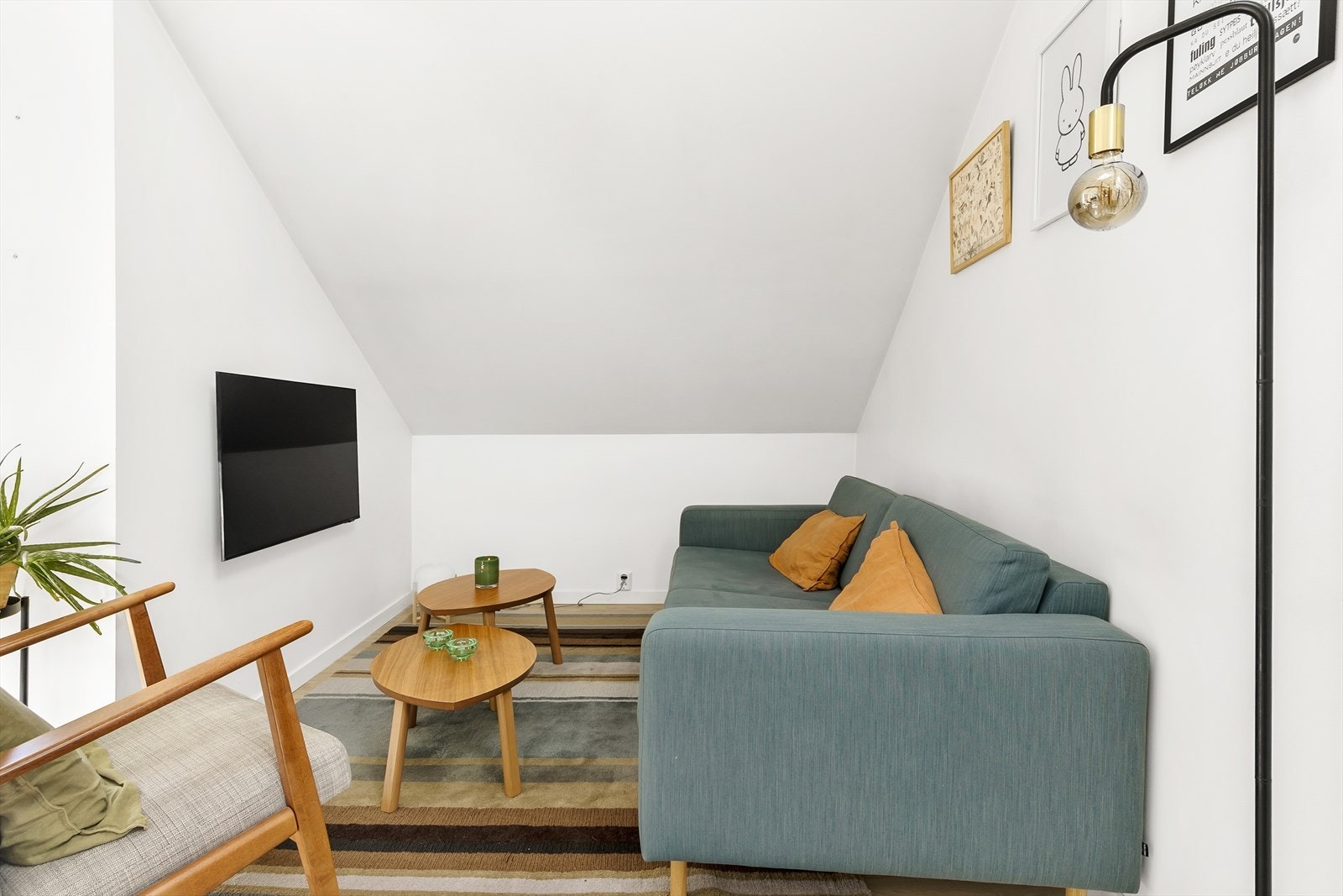 Hyggelig sofakrok med god plass til sofa, stuebord, stol og TV. Galleribilde