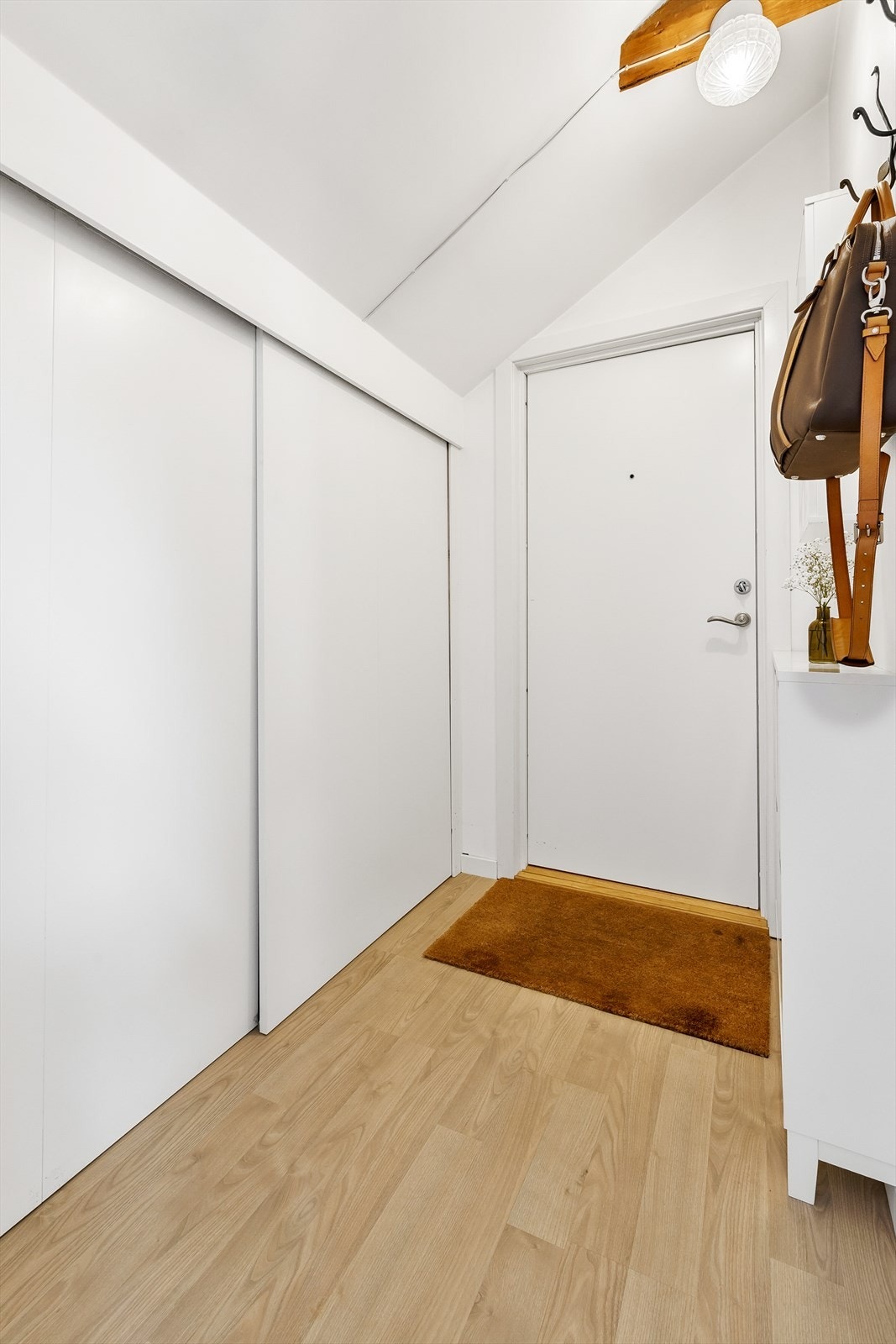 I gangen har man et dypt praktisk skap som har godt med lagring. Galleribilde