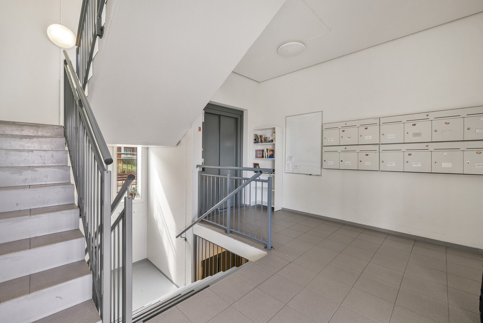 Renslige og ryddige fellesareal i bygget. (Heis i bygget) Galleribilde