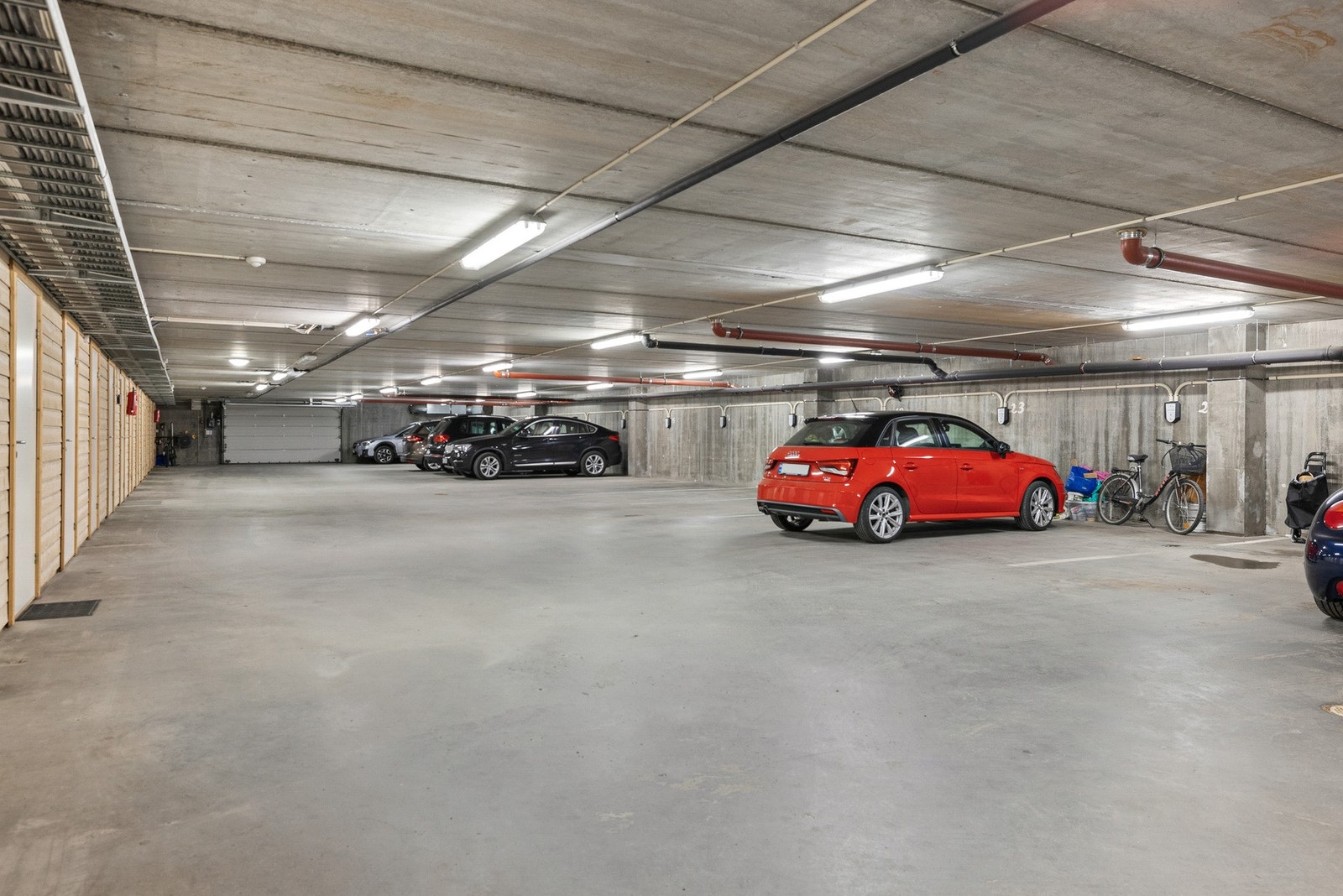 Leiligheten disponerer parkeringsplass i oppvarmet parkeringskjeller, samt bod i kjeller. Elbillader er blitt montert på plass nummer 24. Galleribilde