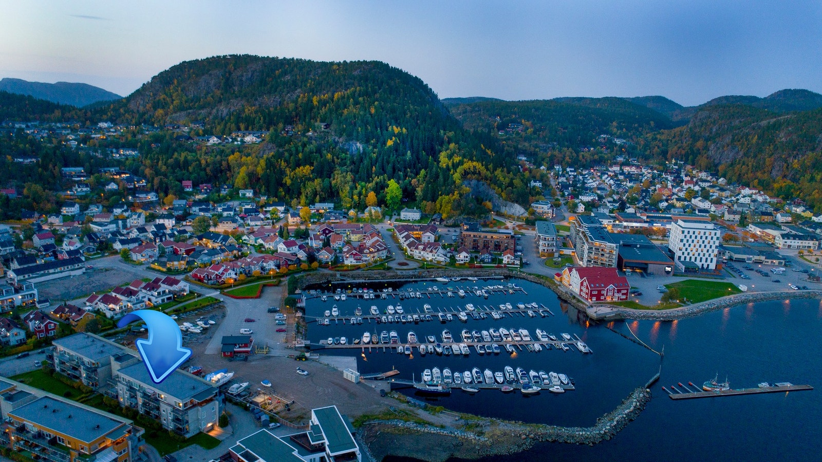 Maritime omgivelser, med småbåthavna i umiddelbar nærhet. Galleribilde