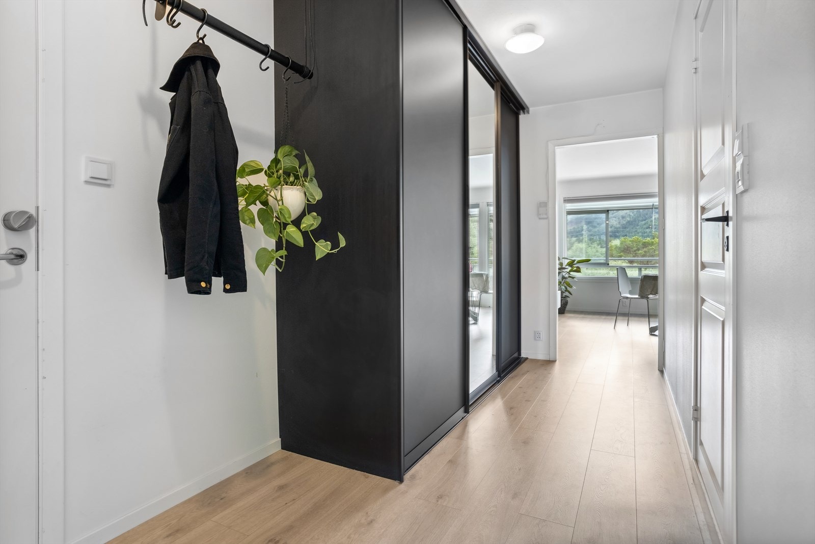 Romslig entré med stor skyvedørsgarderobe Galleribilde