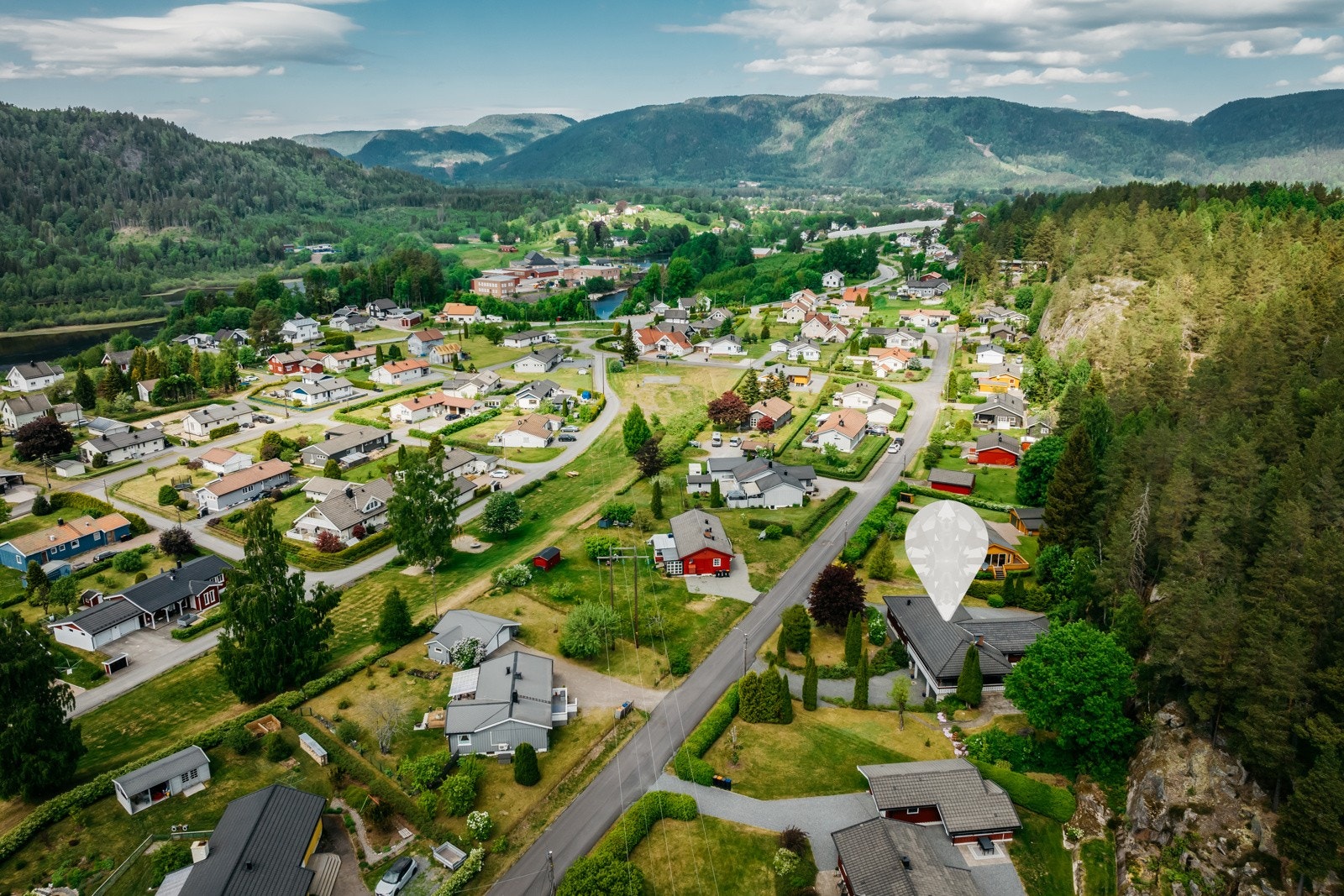 Eiendommen ligger flott til med gode solforhold og med kort vei inn til Hvittingfoss. Galleribilde