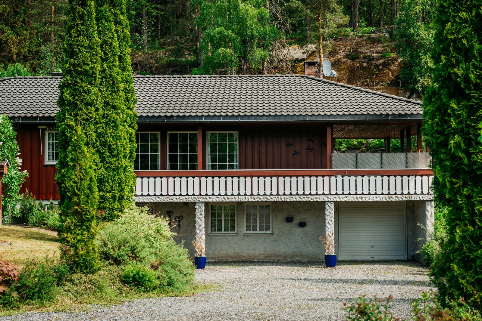 Boligen er innholdsrik og strekker seg over 2 plan. En dobbel garasje og 1 integrert garasje. Galleribilde