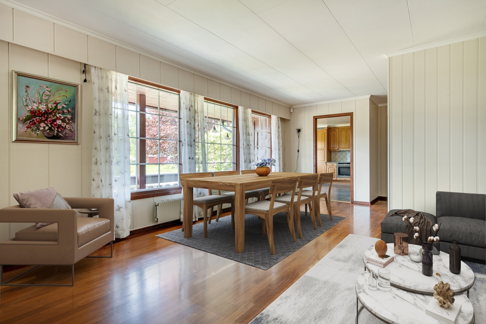 Ønsker du familieselskap har du godt med plass til dette. Spisestue med gode vindusflater som gir rikelig med naturlig lysinnslipp. Galleribilde