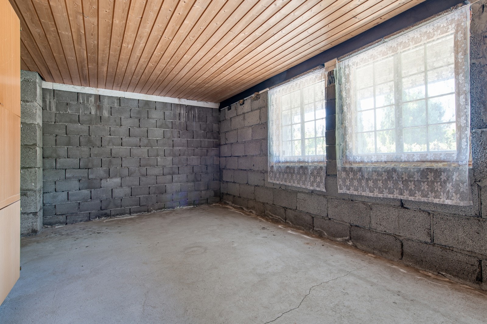 Uinnredet rom i underetasjen. Dette kan bli en flott peisstue. Galleribilde