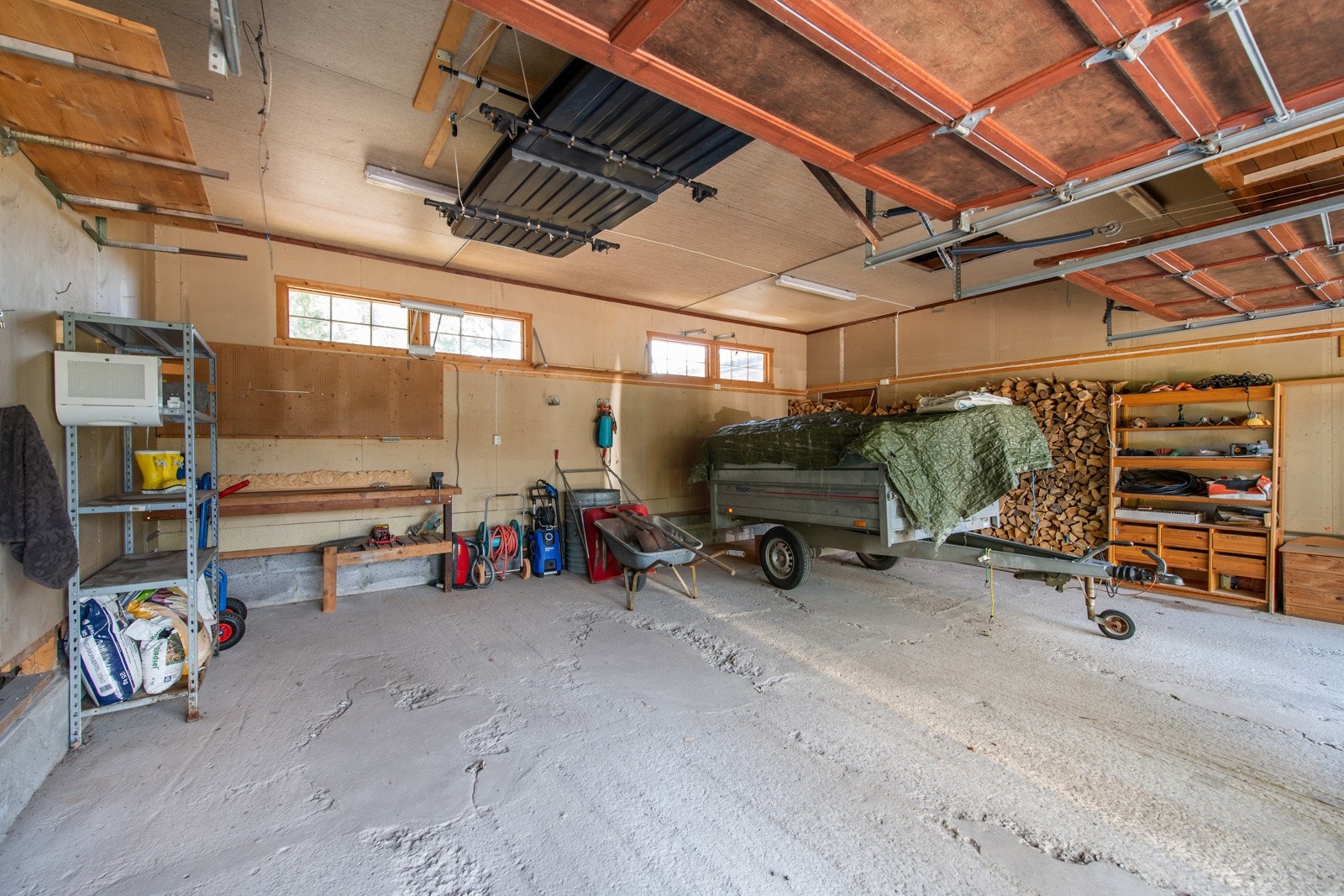 Dobbel garaasje med støpt plate og god takhøyde. Galleribilde