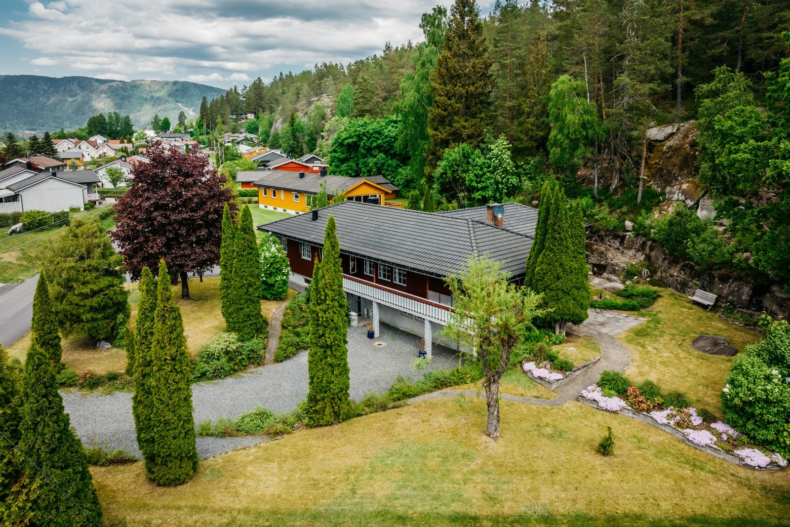 Opparbeidet uteområde med flere soner. Galleribilde