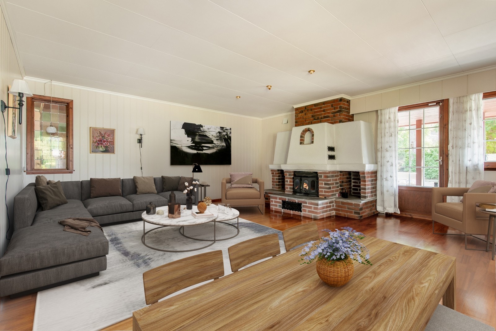 Romslig stue med god møbleringsfrihet, downlights i taket og peis til å holde varmen. Galleribilde