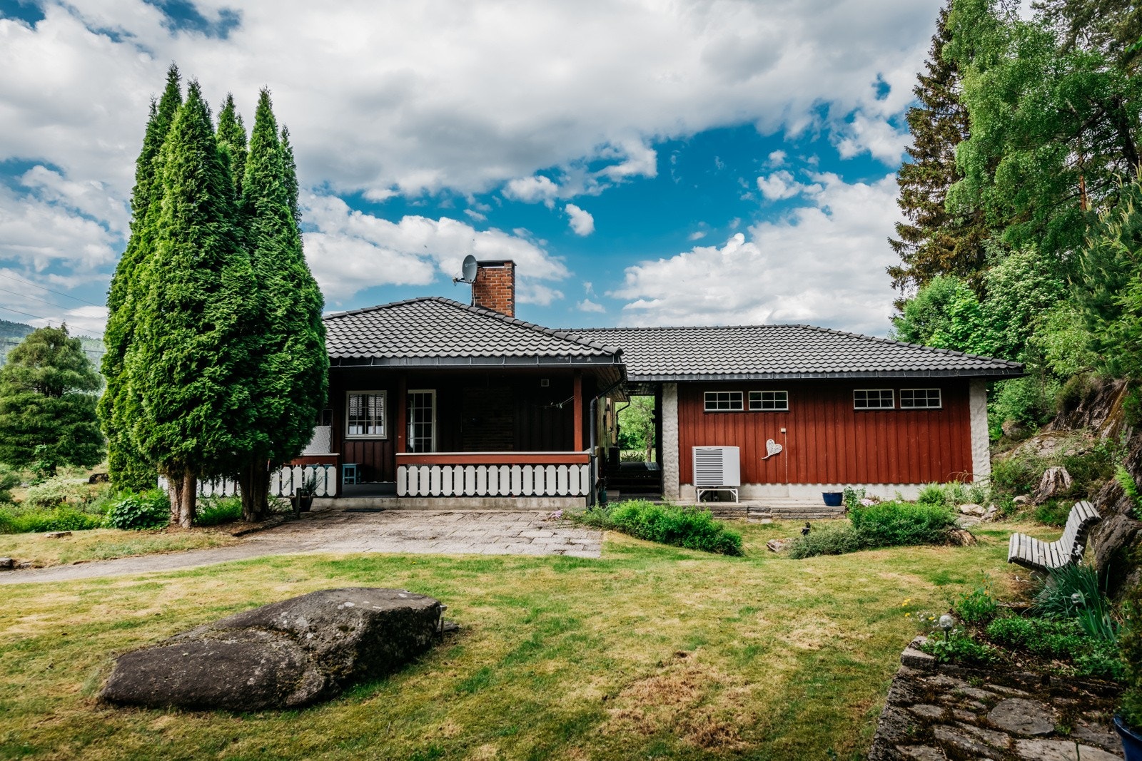 Eiendommen besitter en utrolig flott tomt som er opparbeidet og som fremstår meget godt. Galleribilde