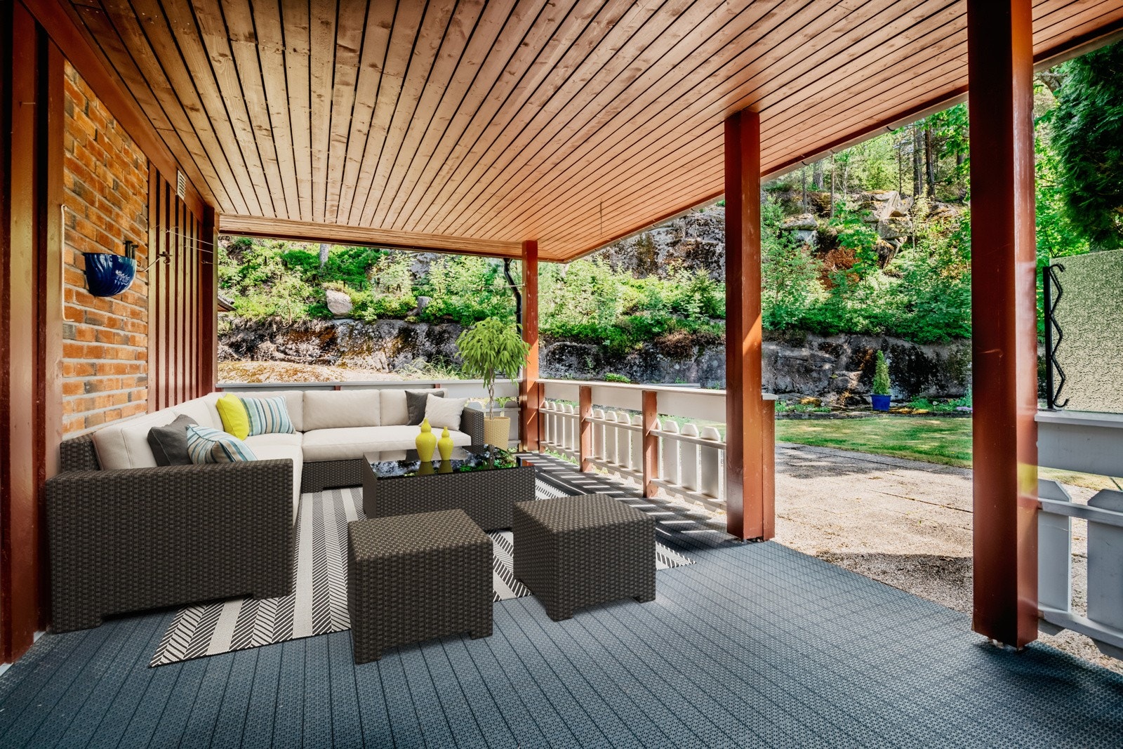 Fra stuen har du direkte utgang til en veranda med overbygg. Her kan seine sommerkvelder nytes. Galleribilde