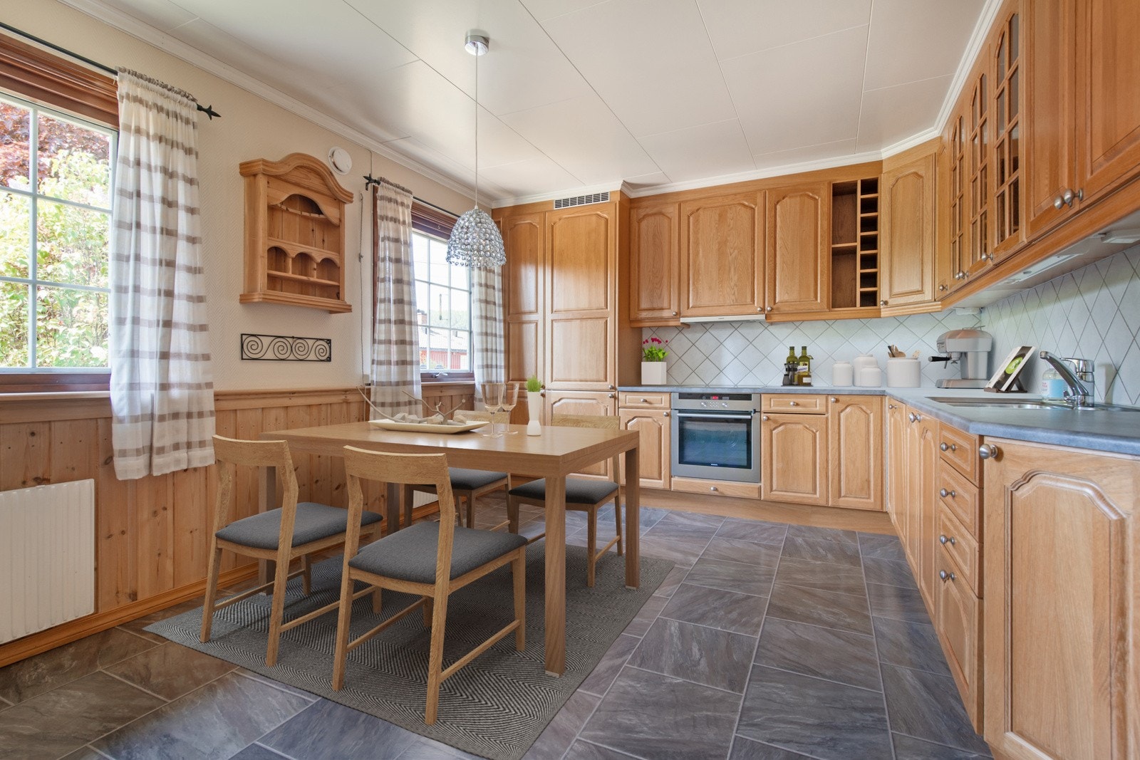 Solid og romslig trekjøkken, integrerte hvitevarer. Galleribilde