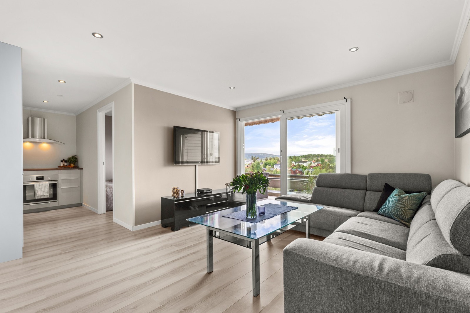 Velkommen til Starveien 18A presentert av Eiendomsmegler MNEF/Partner/DL Ellen Maxine Onsum Galleribilde