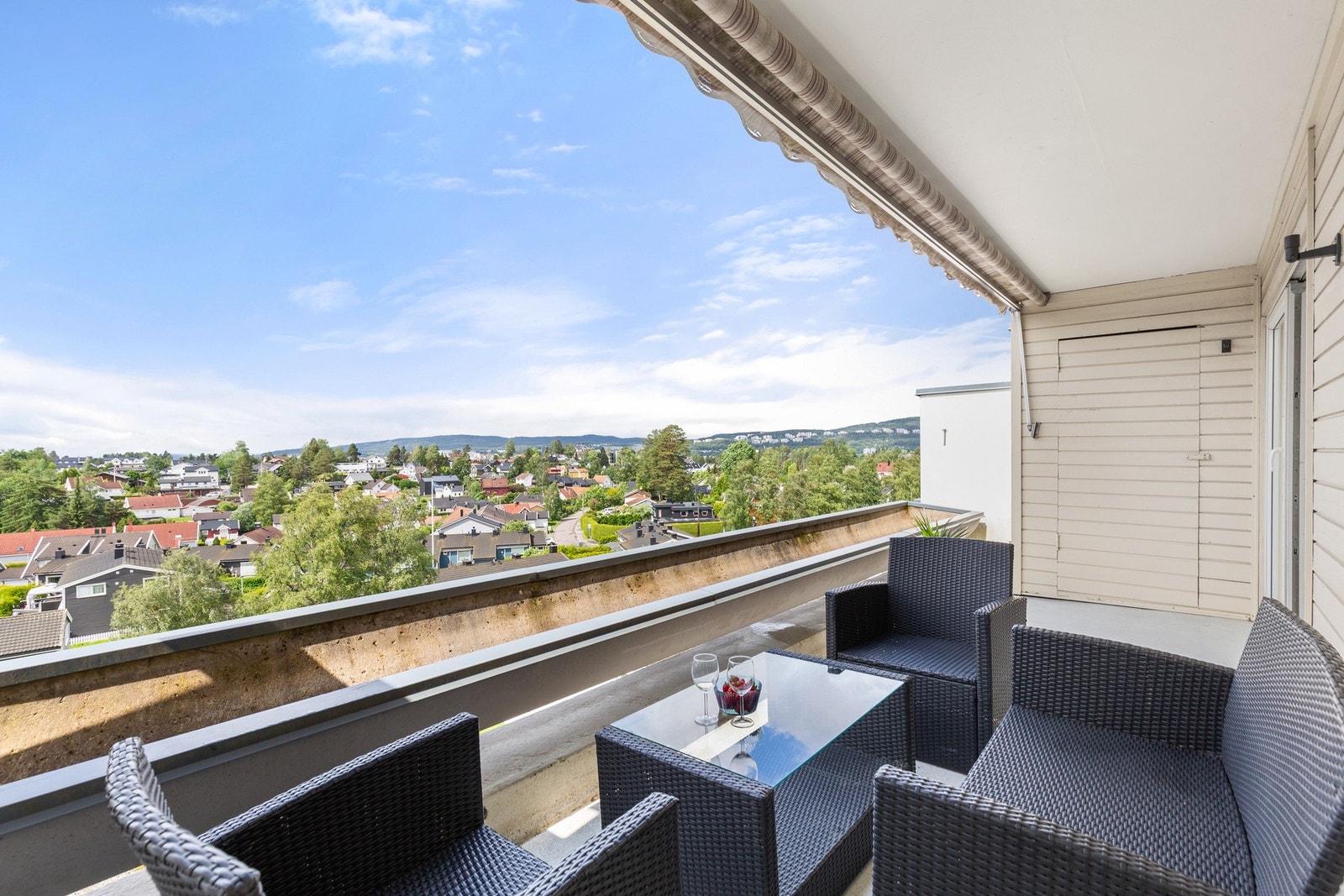 Solrik stor balkong med bod, direkte tilkomst fra stue Galleribilde