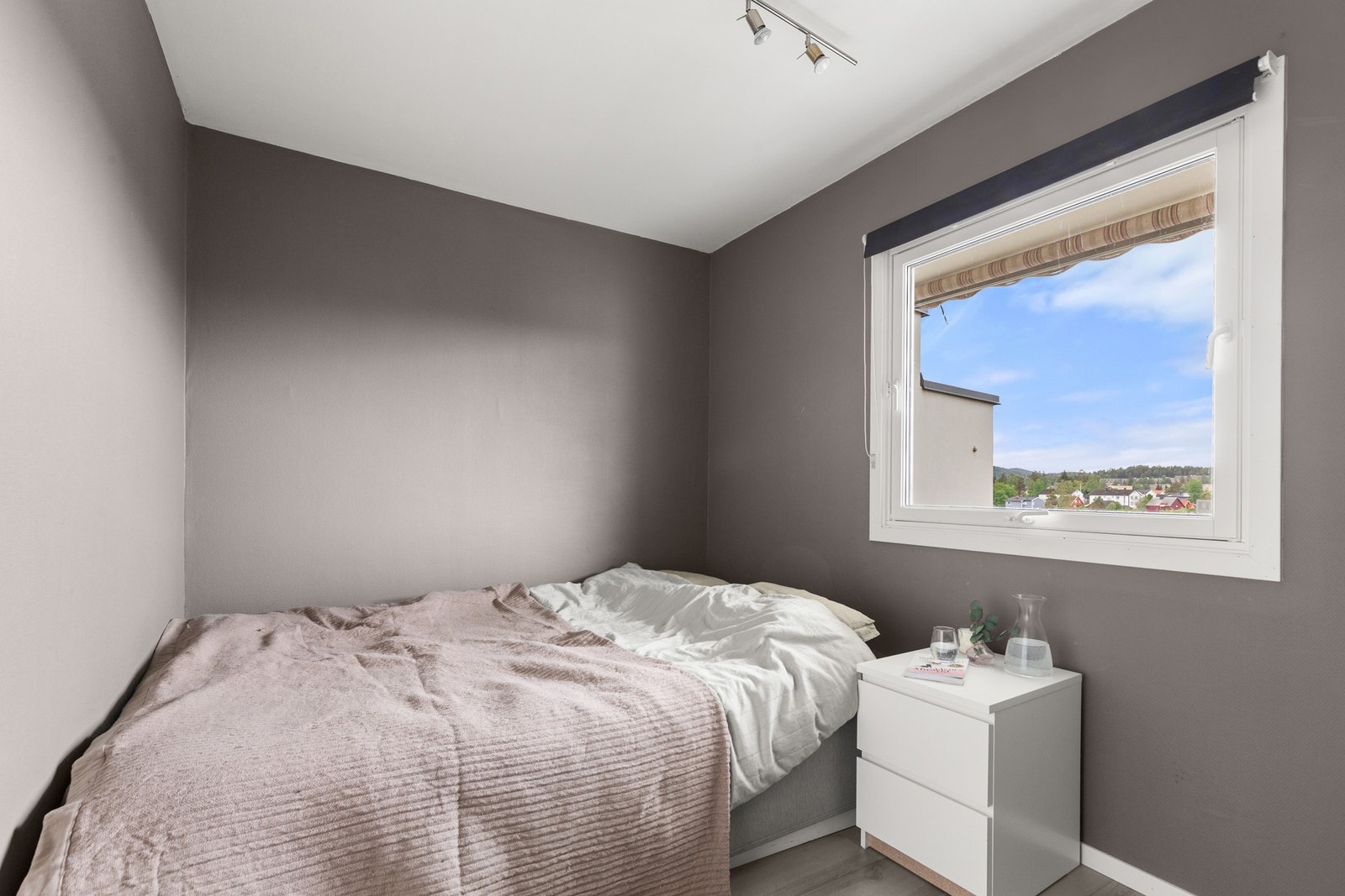 Soverom med plass til garderobe. Hyggelig fritt utsyn uten gjenboere Galleribilde