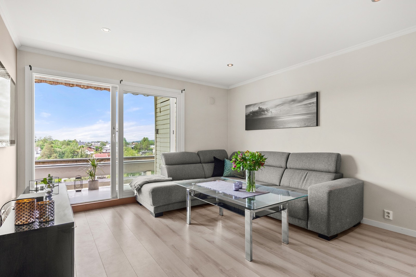 Hyggelig stue med store vinduer som slipper inn meget godt med lys. Direkte tilkomst til balkong Galleribilde