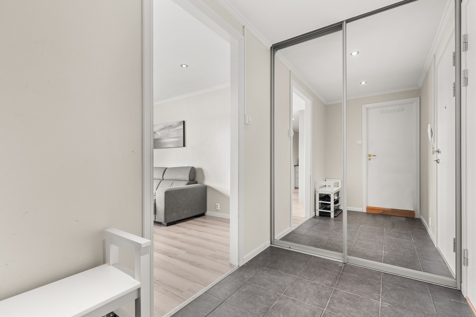 Romslig entrè med stor speil skyvedørsgarderobe Galleribilde