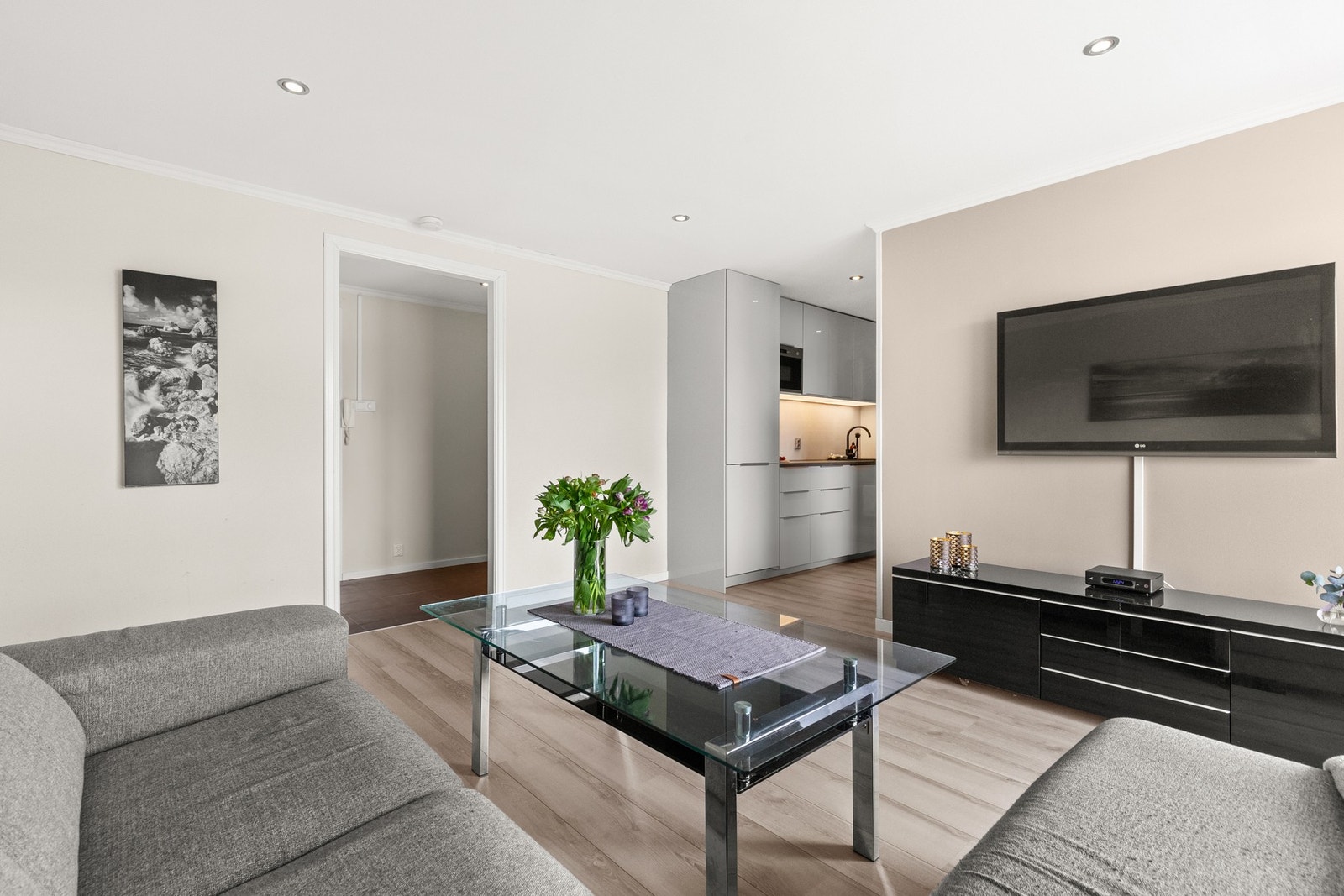 Stue og kjøkken i delvis åpen løsning Galleribilde