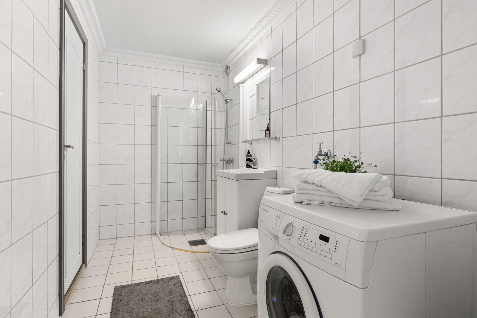 Flislagt bad med tilkomst til romslig bod. Bad med dusj, vask, wc og plass til vak/tørk Galleribilde