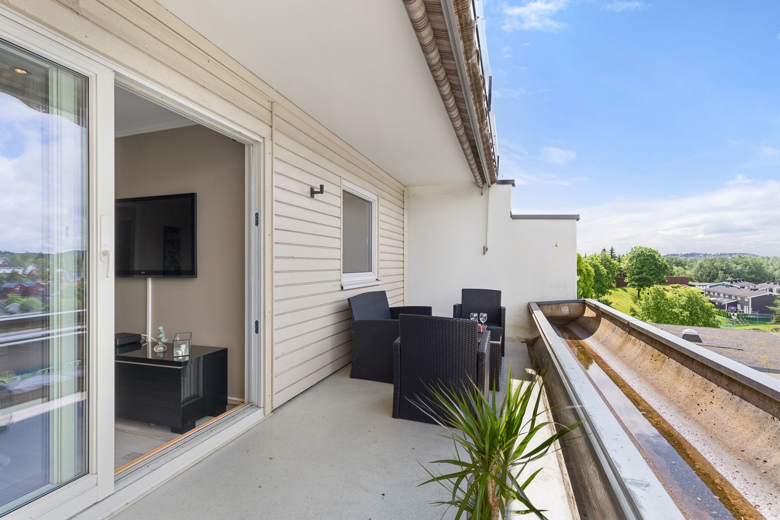 Solrik balkong som lett kan sonemøbleres Galleribilde