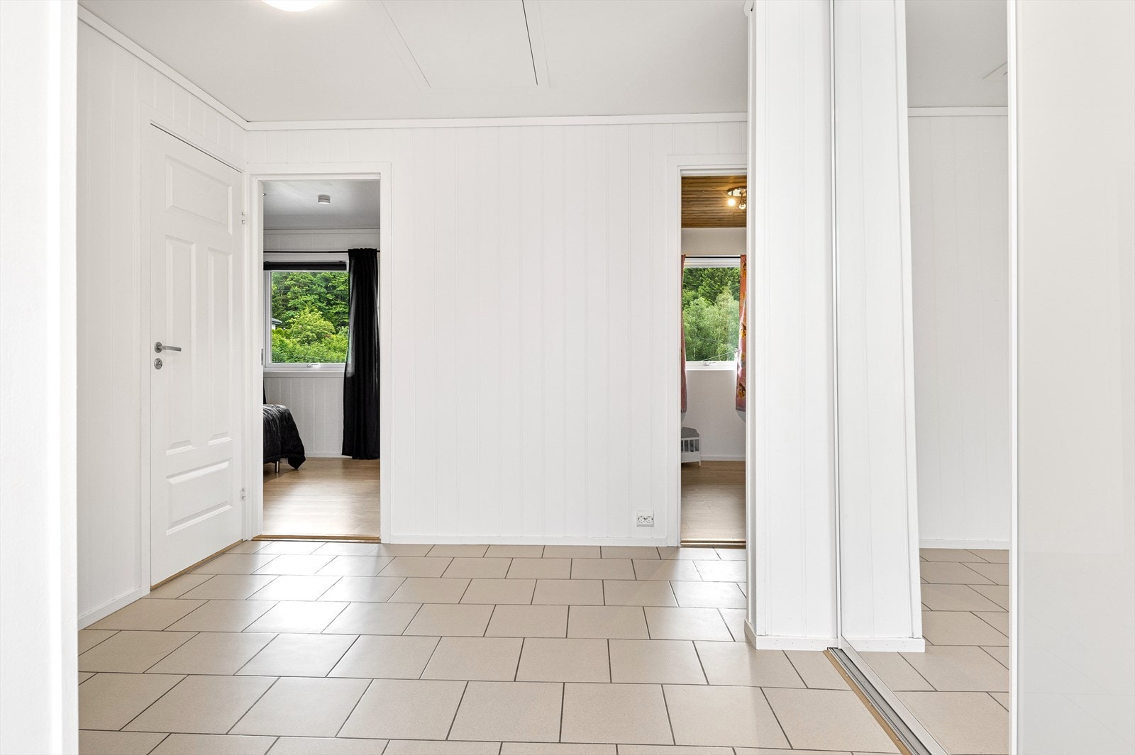Praktisk entré utstyrt med en skyvedørsgarderobe Galleribilde