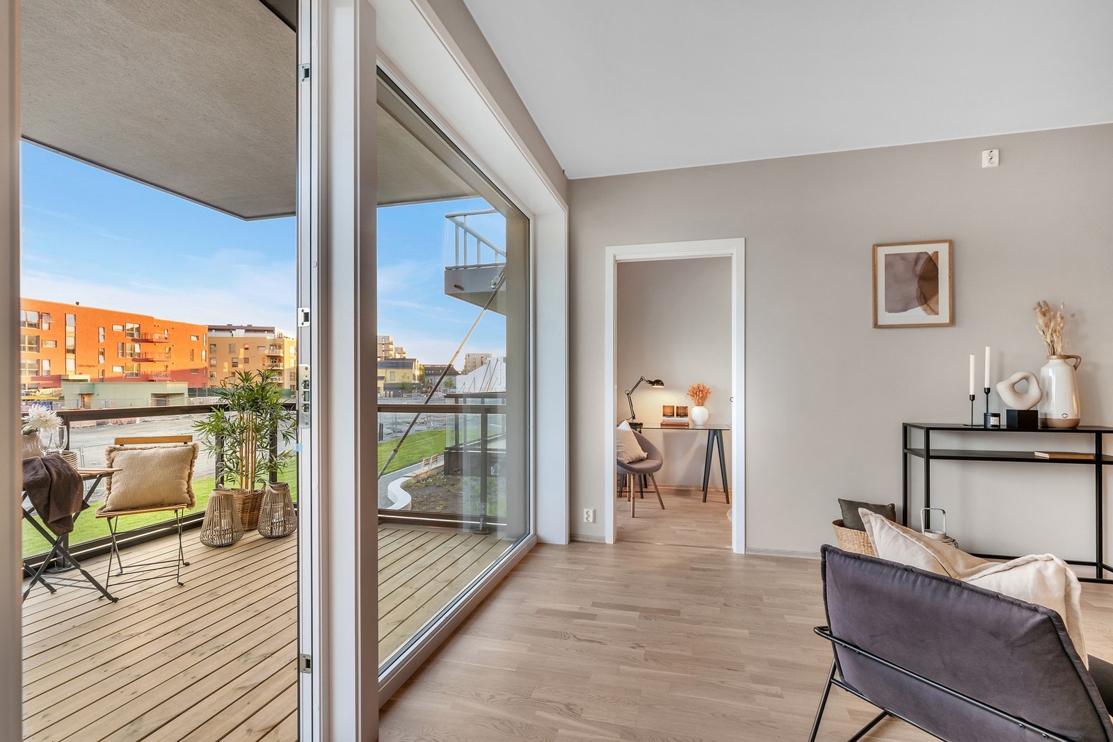 De store vindusflatene sørger for rikelig med naturlig lys inn i leiligheten og gir en god romfølelse. Galleribilde