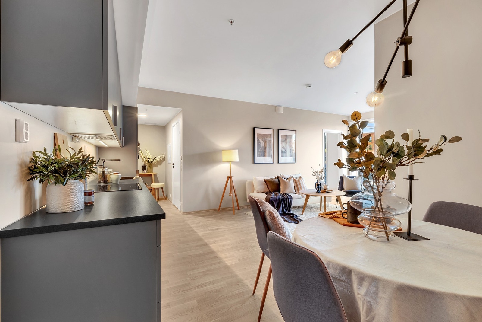 Den gode planløsningen gir rom for eget område til spisebord ved kjøkkenet. Galleribilde