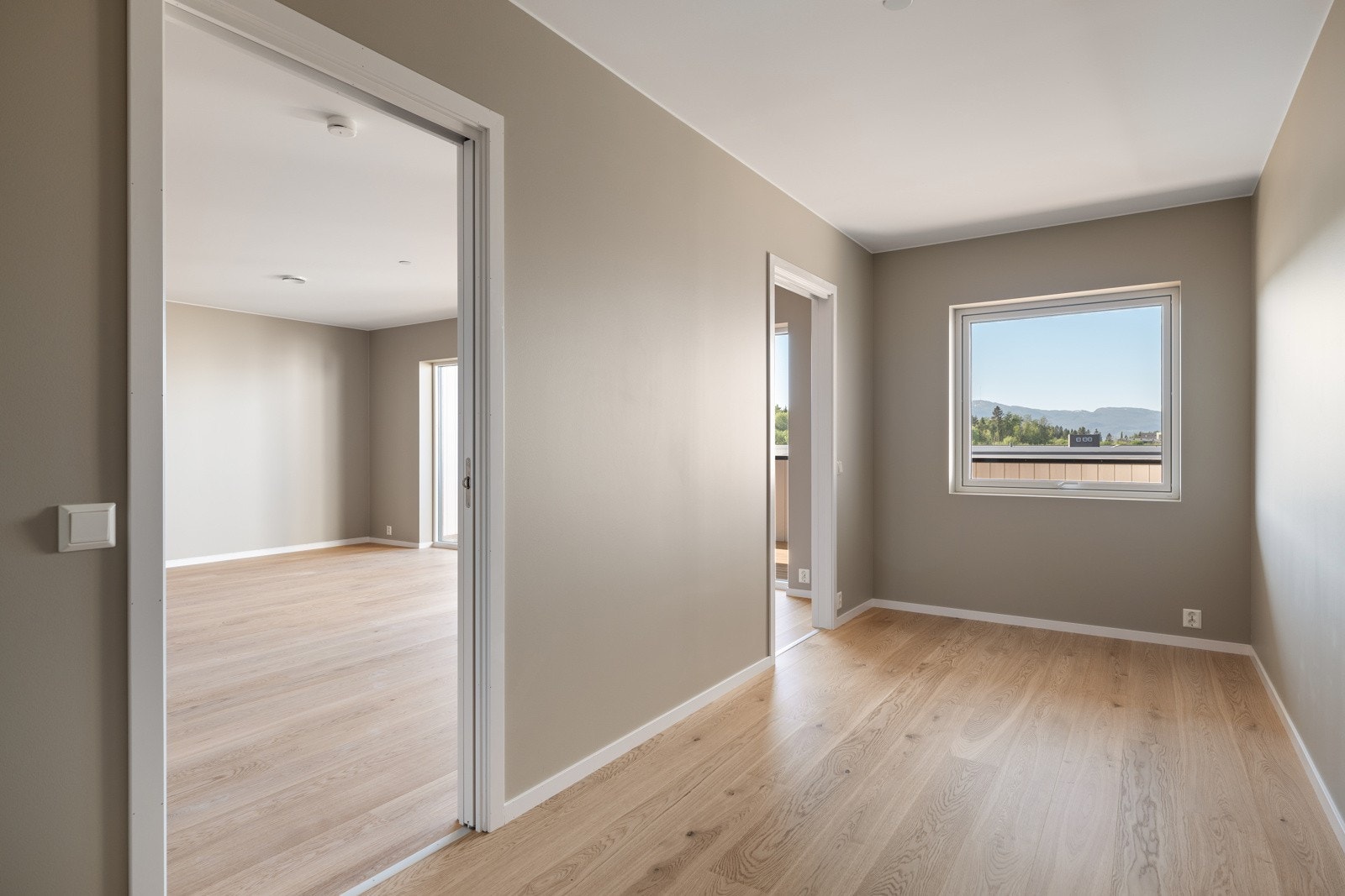 Soverom med plass til dobbeltseng og nattbordsløsning. Galleribilde