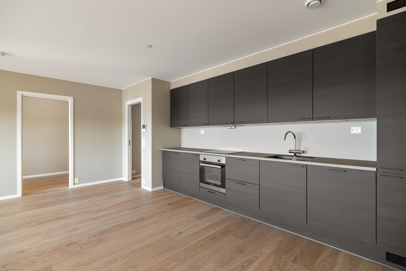 Kjøkkenet har godt med skap- og benkeplass og integrerte hvitevarer. Galleribilde