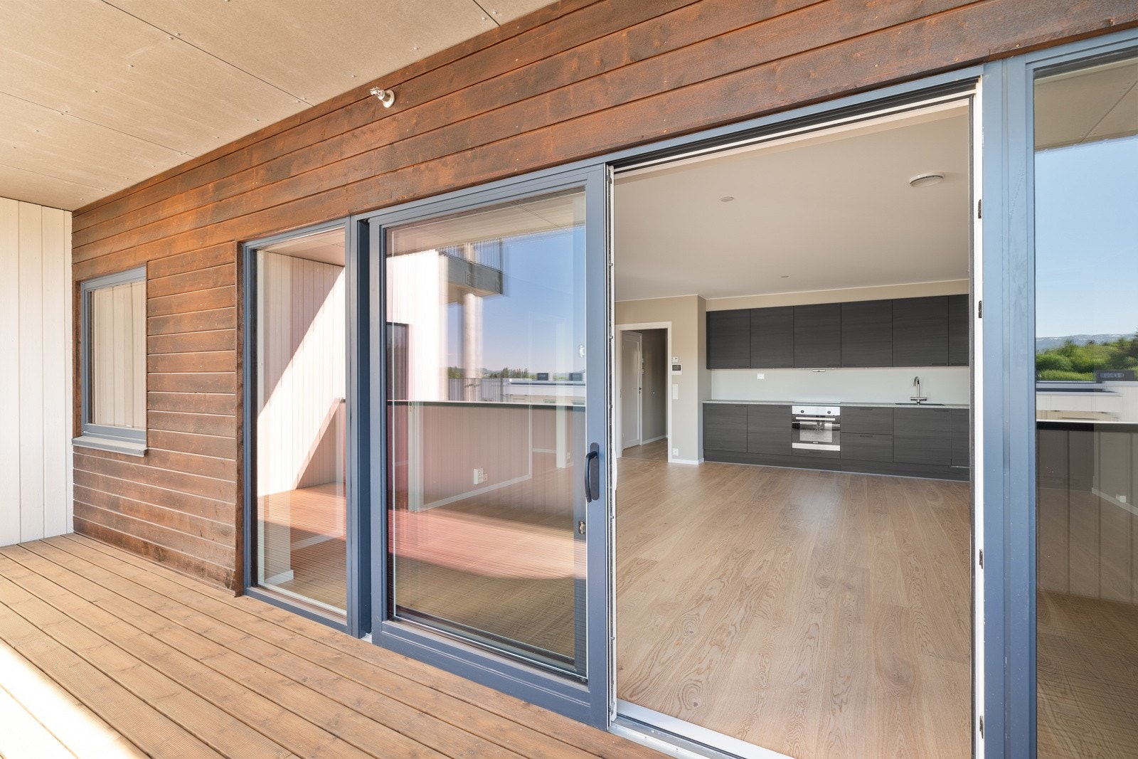 Solrik overbygget balkong på ca 17 kvm. Galleribilde