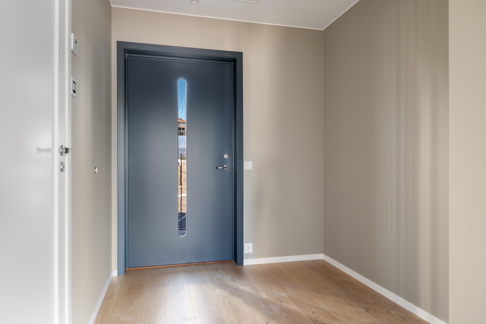 Velkommen inn. Bilen parkerer du i felles parkeringskjeller og tar heise opp til andre etasje. Leiligheten har en romslig entre med god plass til sko og klesavheng. Entreen leder til lekkert bad og ut til kjøkken og stue. Galleribilde