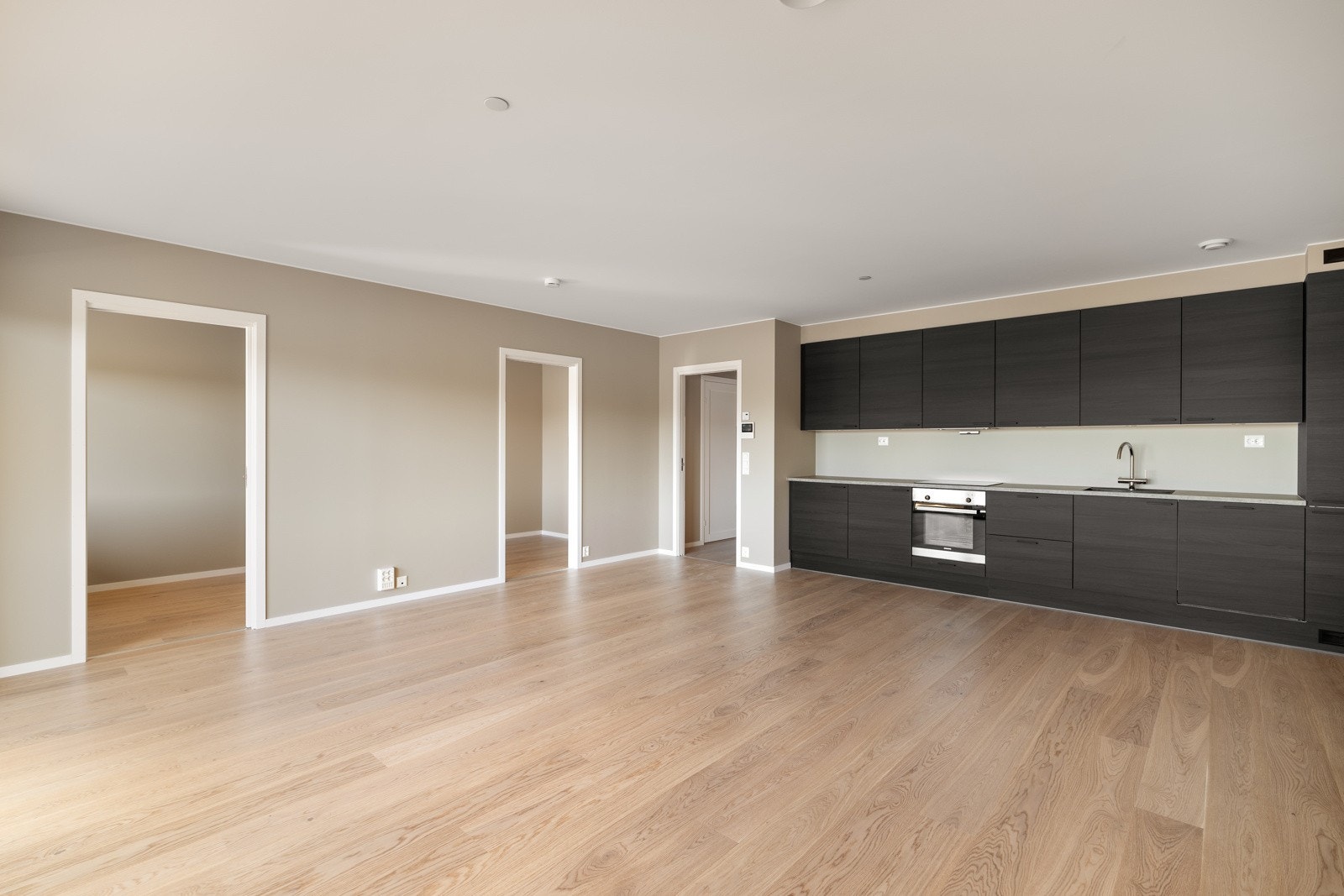 Stor stue og kjøkkenløsning. Leiligheten har en flott prosjektstandard med 1-stavs parkett og listefrie overganger mellom vegg/vindu og vegg/himling. Vannbåren gulvvarme sikrer en god innetemperatur. Galleribilde