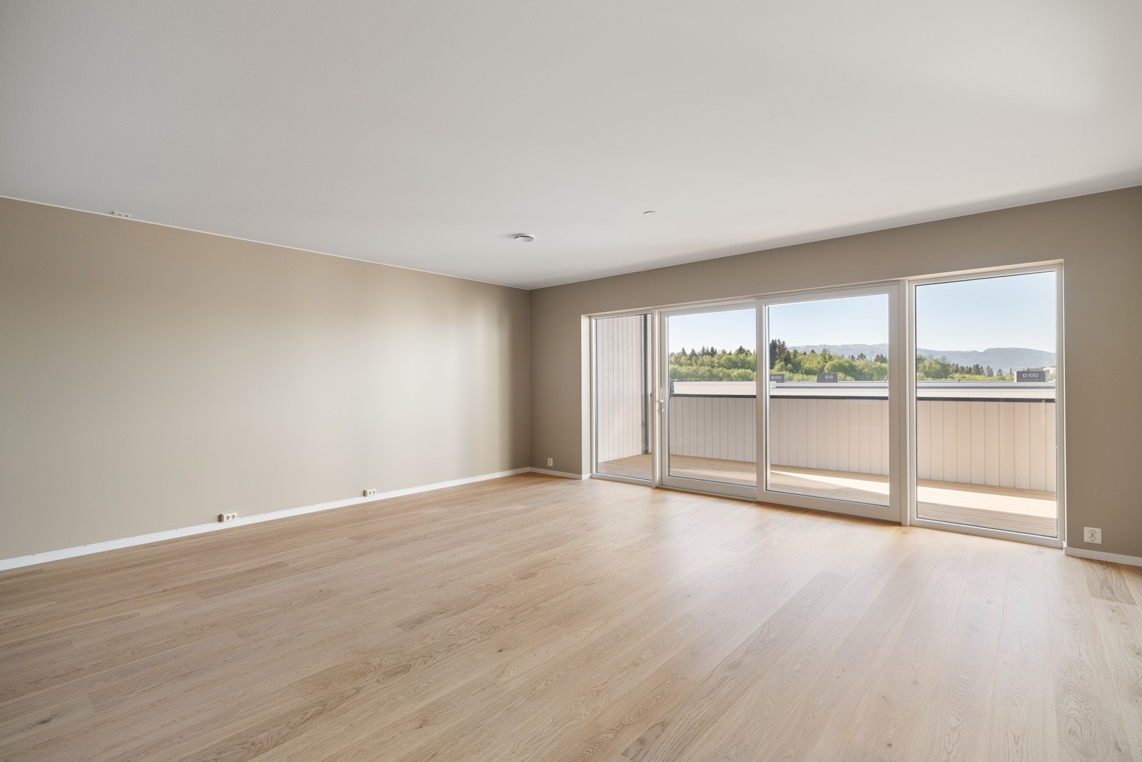 Gode møbleringsmuligheter for sofa, sittegruppe og TV-møblement. Galleribilde