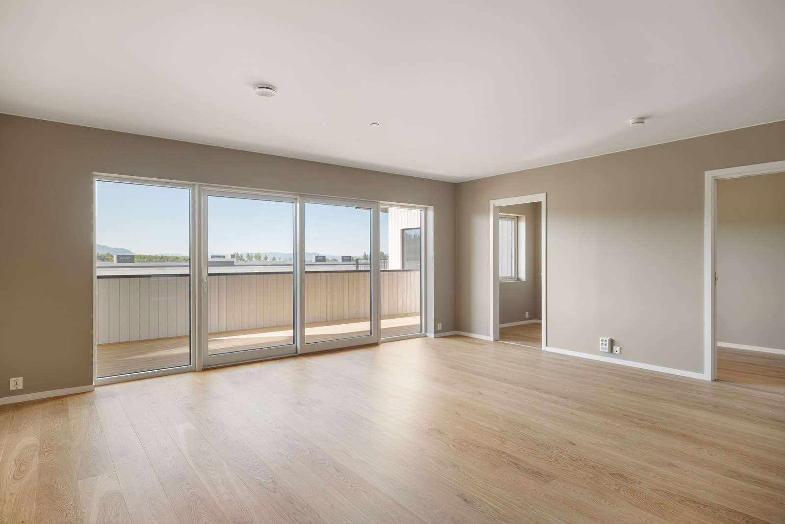 Mange vil sette pris på de store vindusflatene som sikrer godt med naturlig dagslys til rommet. I tillegg har man flott utsyn og begrenset innsyn. Galleribilde