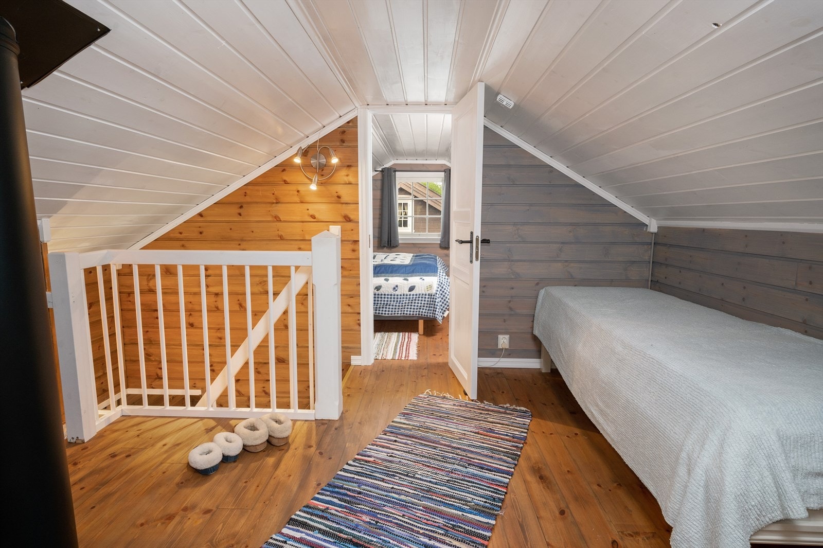 Gang på hems med trapp ned til stuen. Hemsen er ikke målbar grunnet takhøyde, men har et gulvareal på ca. 37m² Galleribilde