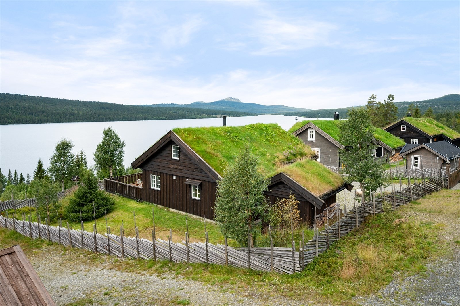 Eiendommen ligger i en liten rekke med hytte der alle har flott utsikt. Galleribilde