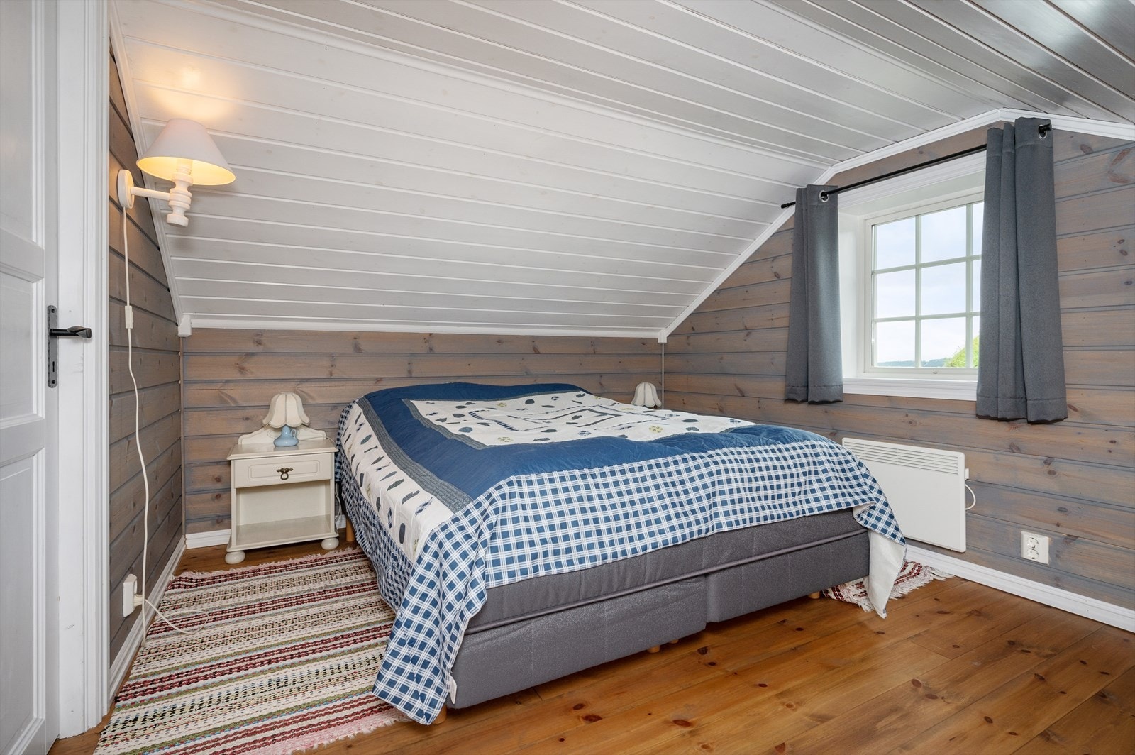 Soverom nr 2 på hems. Hemsen er ikke målbar grunnet takhøyde, men har et gulvareal på ca. 37m² Galleribilde
