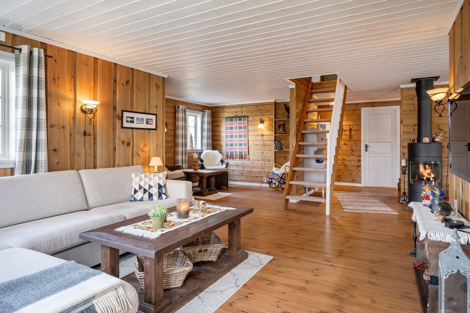 Stue har trapp til hems Galleribilde