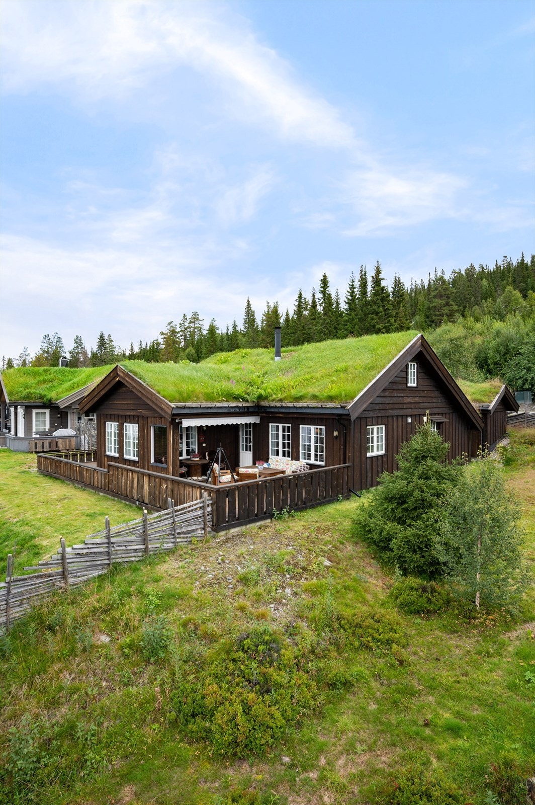 Velkommen til Trekanten 9! Eiendommen ligger i en liten rekke med hytte der alle har flott utsikt. Galleribilde