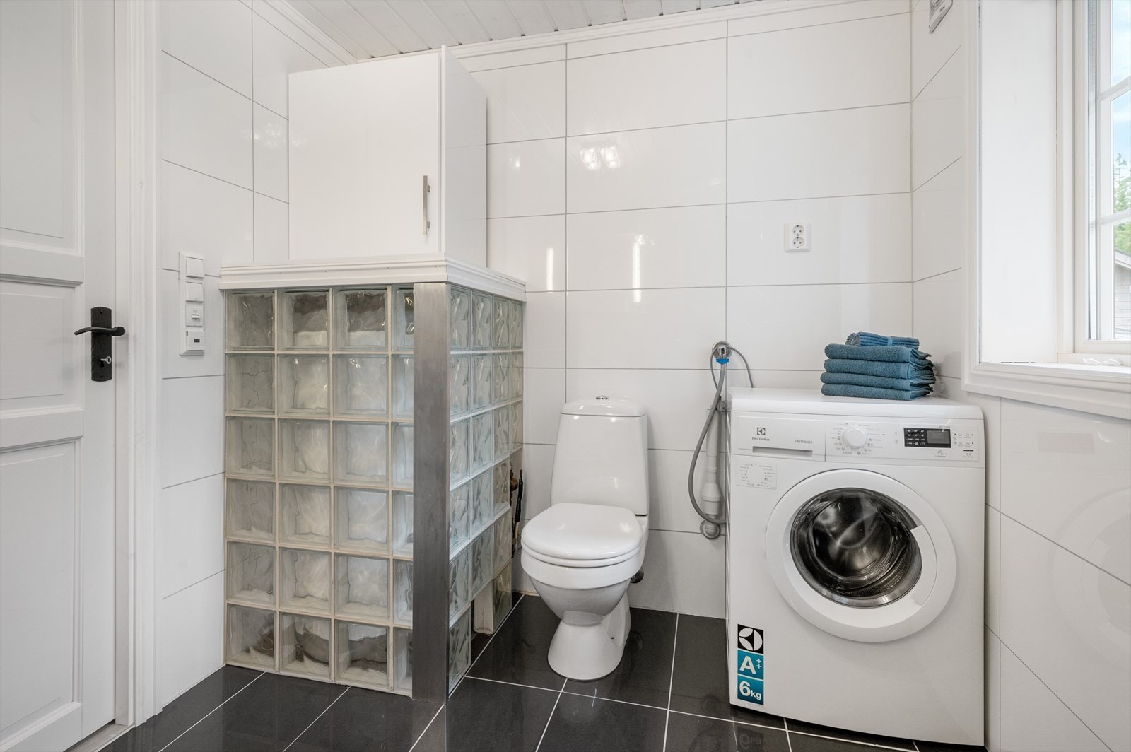 Badet har opplegg for vaskemaskin ( medfølger) wc og bereder som er bygget inn (kan enkelt demonteres for inspeksjon) Galleribilde
