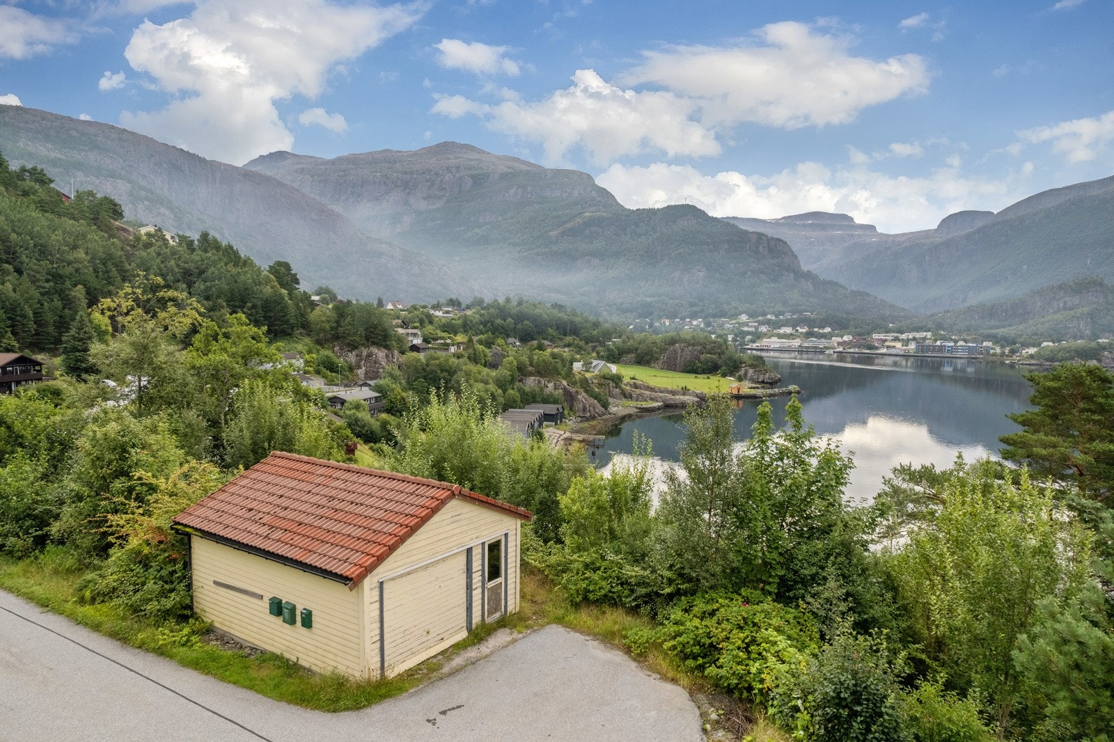 Garasje med eige gnr / bnr. Elkem er heimelshavar. Galleribilde