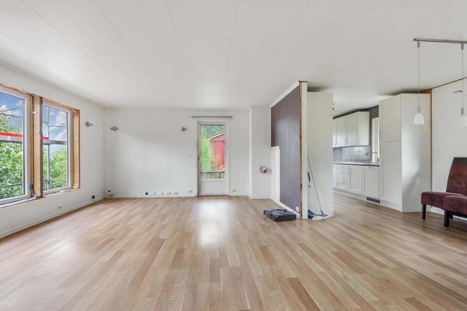 Stove - nye vindauge på hovudplan - ikkje alle er montert inn Galleribilde